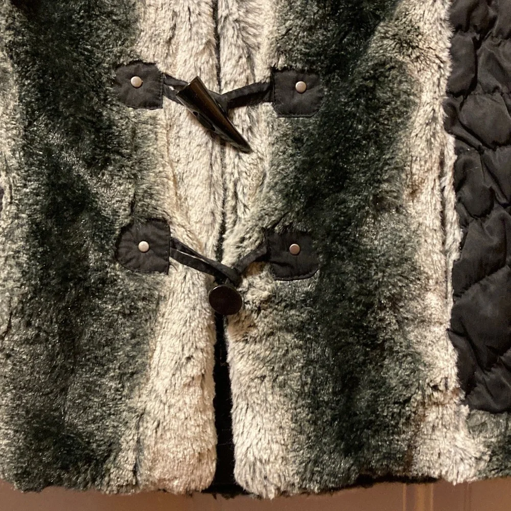 Montanaco Women's Black and Gray Faux‎ Fur Vest M
